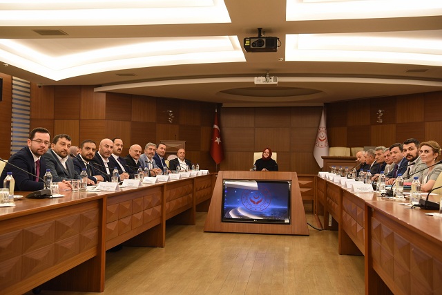 HAK İŞ DE, TOPLU SÖZLEŞME TALEPLERİNİ AÇIKLADI, SIRA MEMURLARDA.