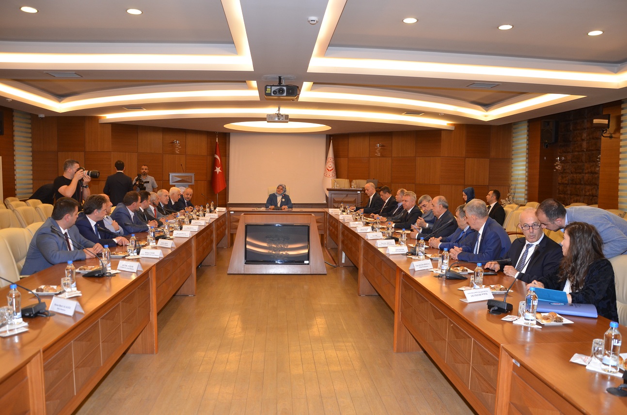 TÜRK-İŞ, TOPLU SÖZLEŞME TALEPLERİNİ AÇIKLADI, DARISI MEMURLARIN BAŞINA