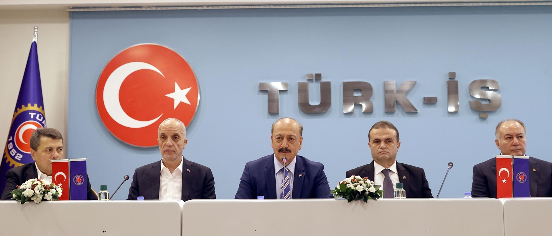 KAMU İŞÇİLERİ  TOPLU İŞ SÖZLEŞMELERİ ÇERÇEVE ANLAŞMA PROTOKOLÜNÜ İMZALADI. DARISI MEMURLARIN BAŞINA.